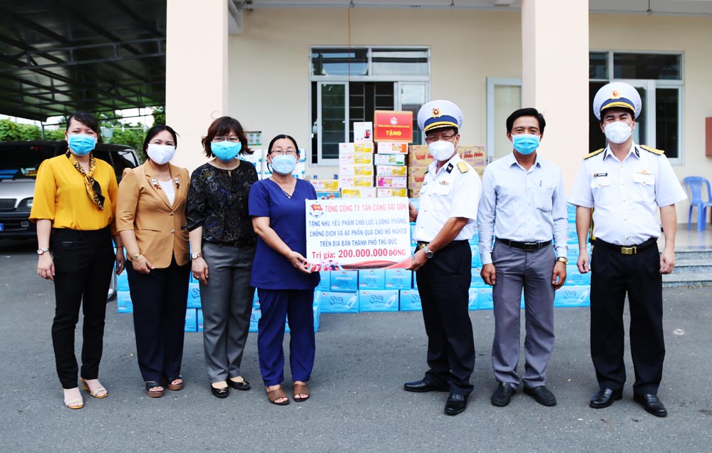 Tổng công ty Tân cảng Sài Gòn tặng quà lực lượng làm nhiệm vụ phòng, chống dịch Covid-19